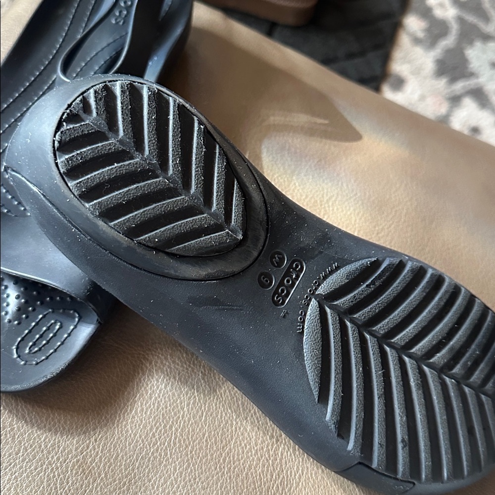 CROCS Women’s Black Sandals - Picture 11 of 12